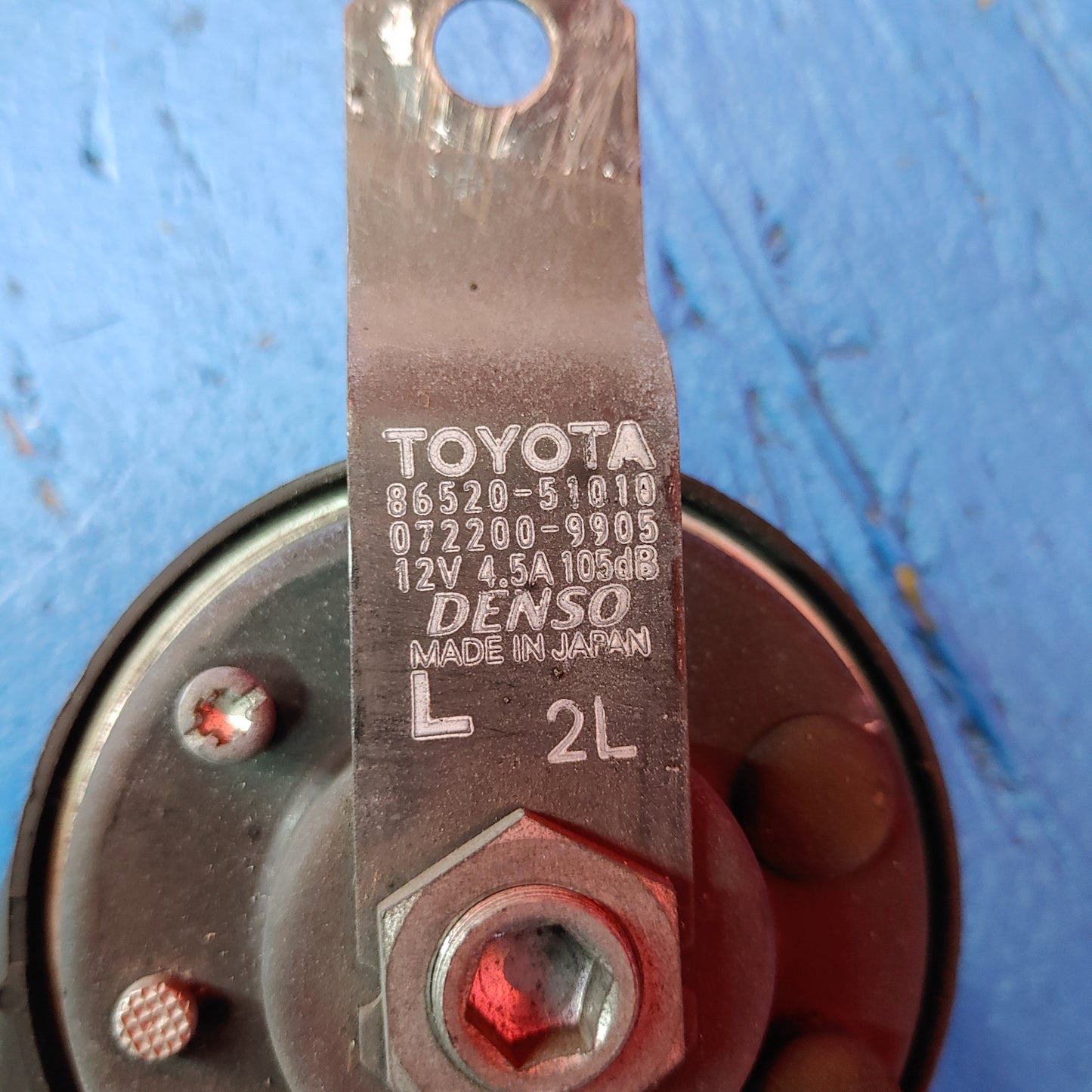 Denso Low Pitched Horn Assembly with Bracket 86520-51010 Is300 SXE10 01 - 05 Lexus S4B30/27