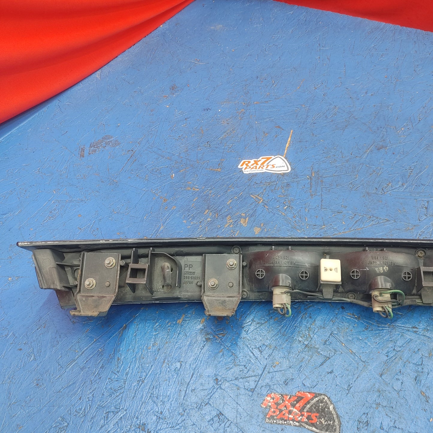 LHD, RHD Koito 93-98 Taillight Center Section Garnish 286-61639 RX7 FD FD3S 93 - 02 Mazda S7B43/11