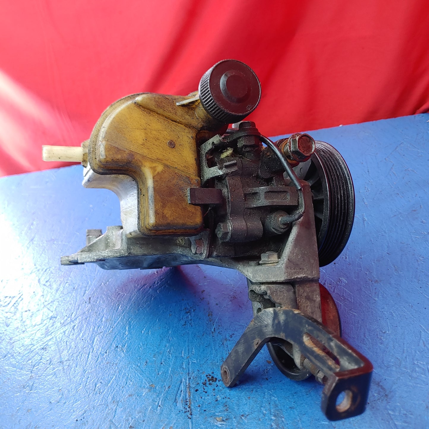 Power Steering Pump With Reservoir Bracket And Pulley  RX7 FD FD3S 93 - 02 Mazda SH7B1/3